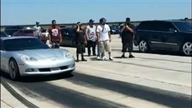 ▲Jeep Grand Cherokee SRT與Chevrolet Corvette拚直線加速（圖／翻攝網路）