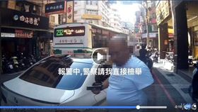白色轎車駕駛惡言相向，嘴裡念著一連串髒話。（圖／翻攝自爆料公社　臉書）
