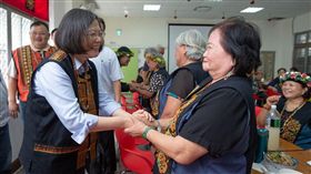 蔡英文總統8日走訪了屏東、高雄的原鄉部落，視察十年前莫拉克風災的重建成果。（圖／翻攝蔡英文臉書）