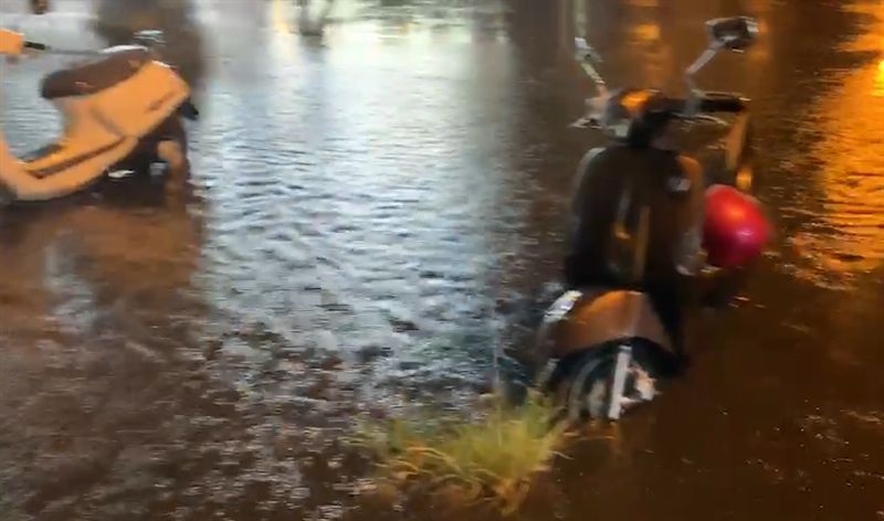 利奇馬發威！宜蘭水淹「半個輪胎高」