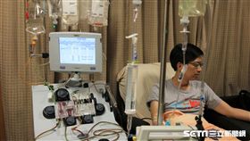 醫師江起陸於周邊血幹細胞收集室裡捐贈造血幹細胞。（圖／台中慈濟醫院提供）