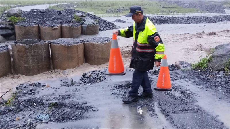 利奇馬挾豪雨！宜蘭縣道便橋遭沖毀