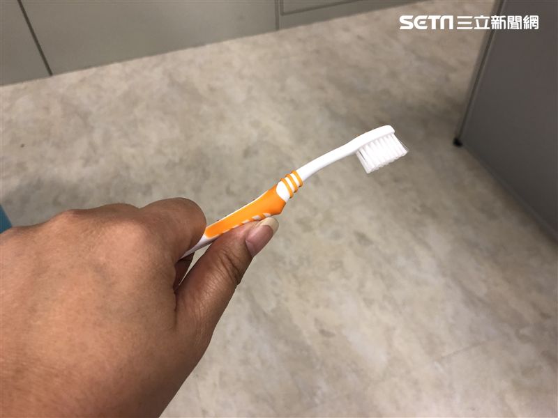 牙醫師表示，若用牙刷刷毛直接刷舌頭，舌苔恐越刷越厚。（圖／資料照）