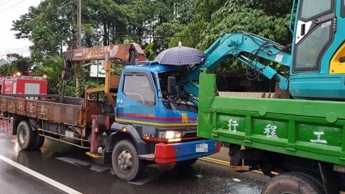 絕命終結站！怪手手臂撞入車男爆頭亡