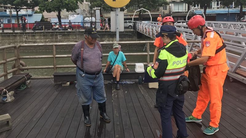 民眾涉險河畔觀浪垂釣　警到場驅離