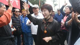 反年改抗議民眾聚集立法院外圍青島東路靜坐抗議，前國民黨主席洪秀柱二度前往探視。 圖／記者林敬旻攝