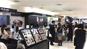 百貨公司秋季化妝品節。