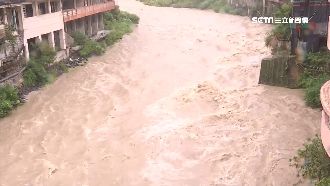 利奇馬來襲！烏來溪流暴漲黃泥滾滾