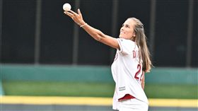 ▲里約奧運女網金牌普伊格（Monica Puig）紅人球場『球拍』開球。（圖／翻攝自紅人推特）