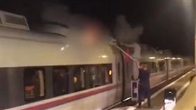 屁孩挑戰火車衝浪！下秒乘客聞烤肉味…驚見他燒成火球身亡（圖／翻攝自mirror）