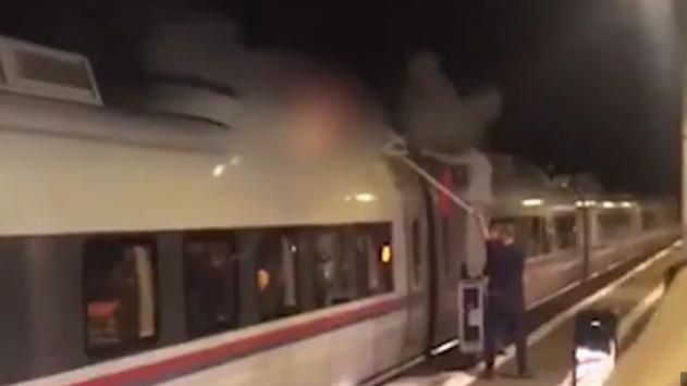 乘客聞烤肉味…驚見男火車頂燒成火球