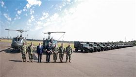 巴拉圭總統阿布鐸，公布台灣捐贈直升機悍馬車，臉書