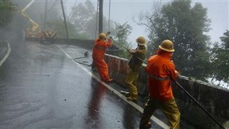致敬颱風英雄！台電人員搶修身影曝光