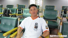 ▲統一獅邀請退役選手陽東益到花蓮球場開球。（圖／記者蕭保祥攝影）