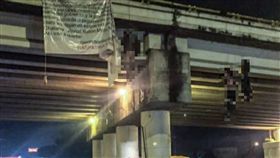 墨西哥,路橋,懸掛,遺體,屠殺,毒品,爭地盤,犯罪,集團,旗幟,控制權　圖／翻攝自推特