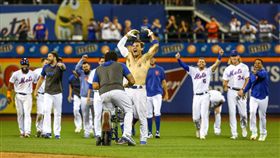 ▲Michael Conforto的球衣被隊友扯破了。（圖／取自大都會隊推特）