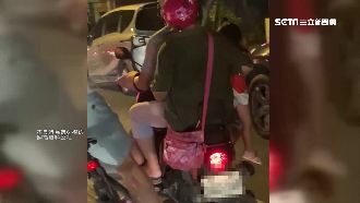 扯！後座婦「右手夾女童、左滑手機」