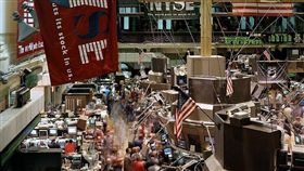 美國總統川普9日暗示美中貿易戰線恐拉長，導致美股收黑，結束上沖下洗的一週。圖為紐約證券交易所大廳。（圖取自Pixabay圖庫）