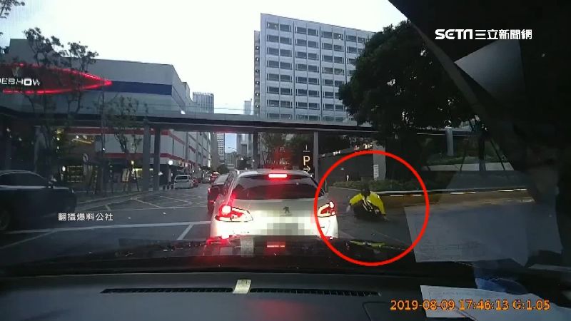 信義保全颱風天上班　狂風吹慘翻3圈
