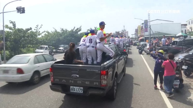 少棒榮奪世界冠軍！民夾道英雄式歡迎