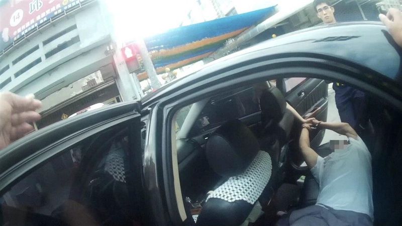 毒蟲遭盤查想逃！警開6槍、狂撲搏鬥