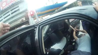 毒蟲遭盤查想逃！警開6槍、狂撲搏鬥