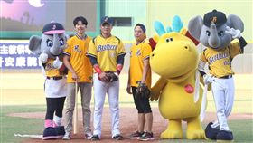 國片《緝魔》中金鐘影帝莊凱勛和傅孟柏開球。（圖／中信兄弟提供）