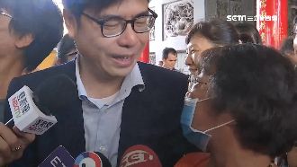 陳其邁週末回鄉　婦緊摟「激動流淚」