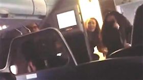 蝙蝠,偷渡,飛機,機艙,維修,廉航,行李架,美國,跳機,移民,動物,　圖／翻攝自推特