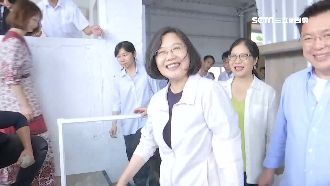 與民零距離！小英玩開與小孩同泡球池