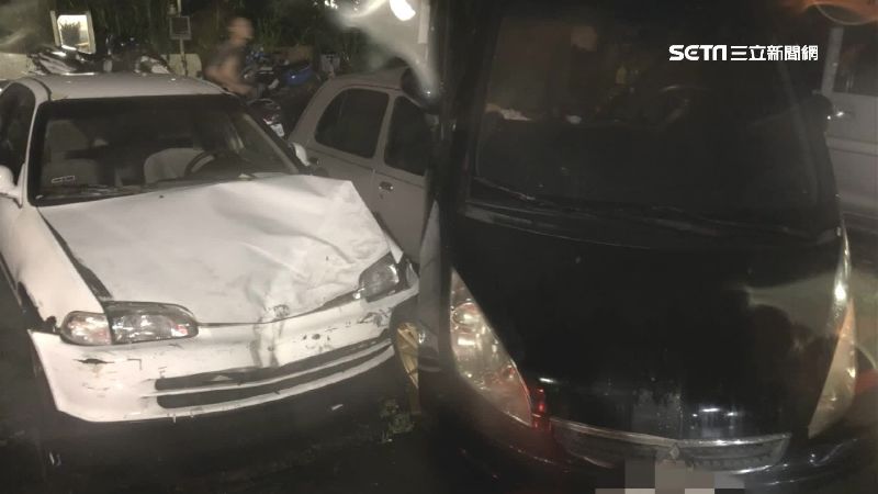 超狂駕駛倒車失速　一屁股毀兩輛車