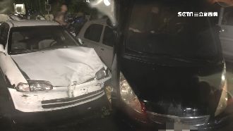 超狂駕駛倒車失速　一屁股毀兩輛車