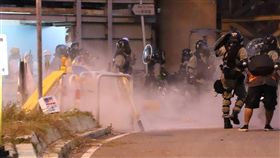 香港示威者大圍堵路　警方快速清場香港大埔遊行結束後，部份示威者轉往大圍。晚間6時30分左右，示威者在美田路與車公廟路口架起路障。防暴警察到場後，快速推進清場，並密集施放催淚彈。中央社記者張謙香港攝　108年8月10日