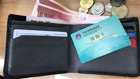 16:9
助僑胞尋回錢包　僑胞卡立大功僑胞卡不僅提供消費優惠，也意外成為協助游姓僑生尋回錢包的大功臣。圖為皮夾與僑胞卡示意圖。（僑委會提供）中央社記者侯姿瑩傳真　108年8月10日