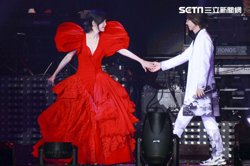 周慧敏「一萬天荒愛未老」出道30周年演唱會，與安可嘉賓林隆璇一同演唱 。（圖／記者林士傑攝影）