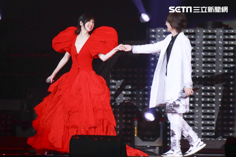 周慧敏「一萬天荒愛未老」出道30周年演唱會，與安可嘉賓林隆璇一同演唱 。（圖／記者林士傑攝影）