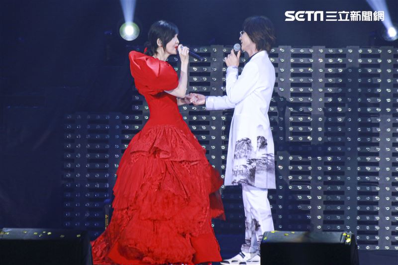周慧敏「一萬天荒愛未老」出道30周年演唱會，與安可嘉賓林隆璇一同演唱 。（圖／記者林士傑攝影）
