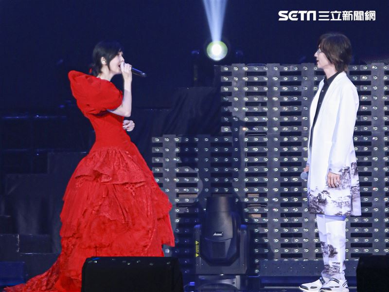 周慧敏「一萬天荒愛未老」出道30周年演唱會，與安可嘉賓林隆璇一同演唱 。（圖／記者林士傑攝影）