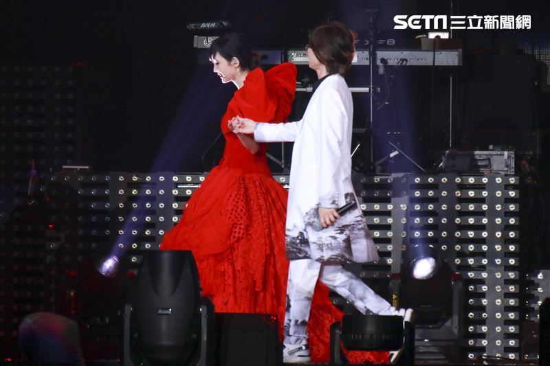 周慧敏「一萬天荒愛未老」出道30周年演唱會，與安可嘉賓林隆璇一同演唱 。（圖／記者林士傑攝影）