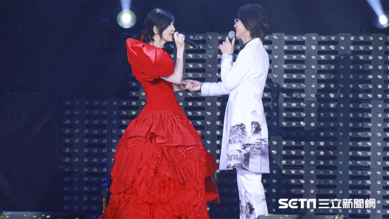 周慧敏「一萬天荒愛未老」出道30周年演唱會，與安可嘉賓林隆璇一同演唱 。（圖／記者林士傑攝影）