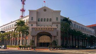 闖紅燈遭警尾隨　男加速逃翻車斷命