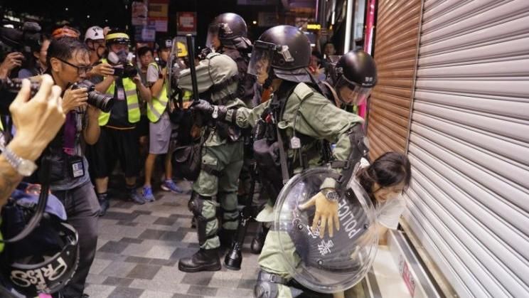逮捕持雷射筆女引怒！尖沙咀警署被圍