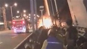 新北,新北大橋,火燒車,BMW,汽車火警（圖／翻攝自爆料公社）