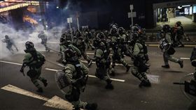 香港反送中大埔遊行　警方驅離大圍站周邊示威者香港「反送中」大埔遊行10日下午登場，活動雖遭警方否決，仍有不少人自發性參與。傍晚有示威者在港鐵大圍站周邊意圖封路，港警晚間出動驅趕示威民眾。中央社記者吳家昇攝　108年8月10日