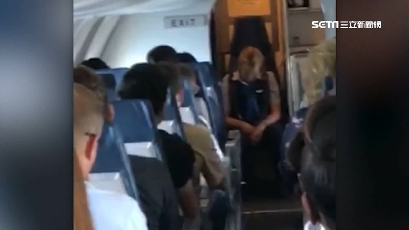 空姐喝到爛醉！乘客傻眼還幫繫安全帶