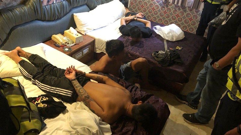 3男為買酒　竟接連持刀搶2名身障男