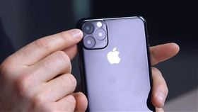 蘋果公司預計在9月推出最新機型「iPhone 11」，讓不少果迷都相當期待，除了發售日期、手機外型之外，iPhone 11將如何命名也是大家關注的焦點。近日就有網站爆料，iPhone 11可能將有別以往，會依造手機等級的不同，定名為「iPhone 11 Pro」、「iPhone 11R」。（圖／翻攝自PhoneArena）
