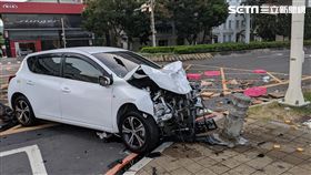 台北市大業路轎車追撞貨車現場，貨車駕駛噴出車外昏迷送醫（翻攝畫面）