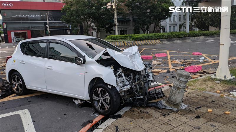 直行轎車攔腰追撞　貨車駕駛噴飛車外