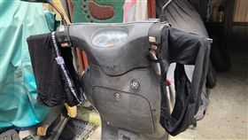 機車被當曬衣架！陌生男「內褲掛把手」　車主一看秒崩（圖／翻攝自爆怨公社）